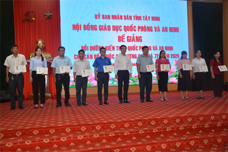 Tỉnh Tây Ninh bế giảng bồi dưỡng kiến thức quốc phòng và an ninh cho cán bộ đối tượng 3