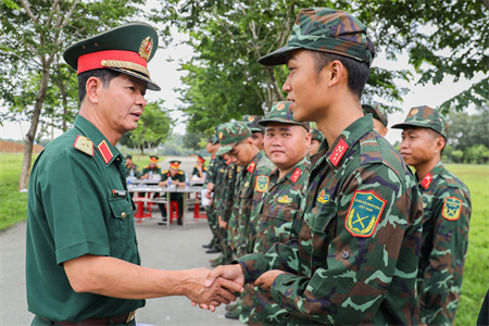 Thiếu tướng Lê Ngọc Hải thăm và động viên đội tuyển Quân khu tham gia Hội thao cứu hộ, cứu nạn