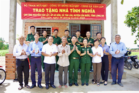 Tặng nhà tình nghĩa cho gia đình chính sách tại huyện Cần Đước, tỉnh Long An