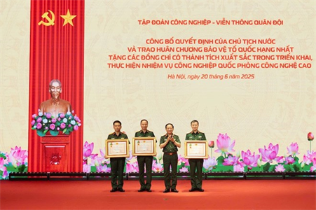 Chủ tịch nước tặng thưởng Huân chương bảo vệ Tổ quốc hạng Nhất cho các lãnh đạo Tập đoàn Viettel