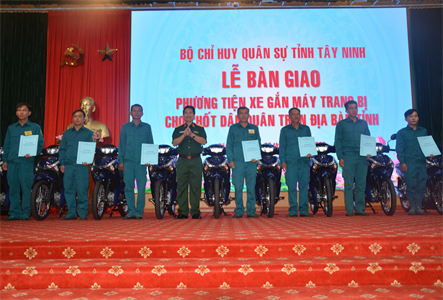 Bộ CHQS tỉnh Tây Ninh tổ chức Lễ bàn giao phương tiện xe gắn máy trang bị cho chốt dân quân