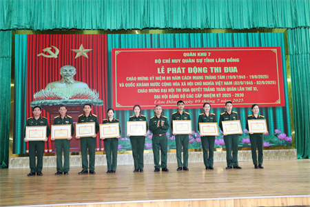Bộ CHQS tỉnh Lâm Đồng phát động thi đua cao điểm “Phất cao cờ hồng Tháng Tám - Thi đua giành 3 nhất”