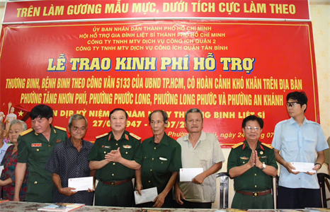 Hội Hỗ trợ gia đình liệt sĩ TPHCM trao tặng kinh phí hỗ trợ thương, bệnh binh khó khăn