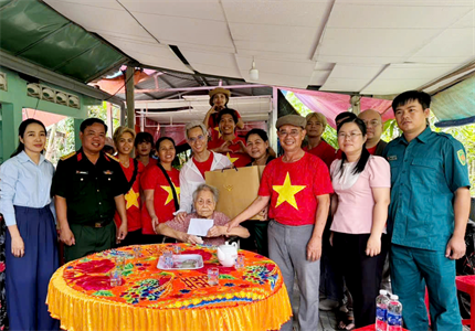 Ban Chỉ huy Phòng thủ khu vực 3 - Tân An Hội thăm, tặng quà gia đình chính sách