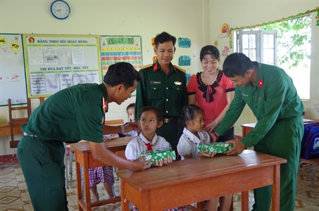 Bộ đội vùng biên nâng bước em tới trường