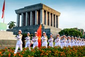 72 năm, "rũ bùn đứng dậy sáng lòa"