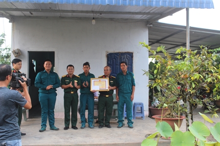 Khen thưởng dân quân bắt cướp