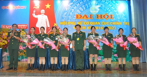 Thiếu tá CN Đinh Thị Quế: Làm hết việc chứ không hết giờ