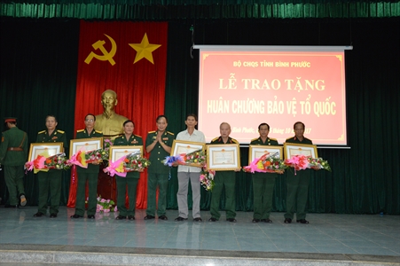 Bộ CHQS tỉnh Bình Phước: tổ chức lễ trao tặng Huân chương Bảo vệ Tổ quốc