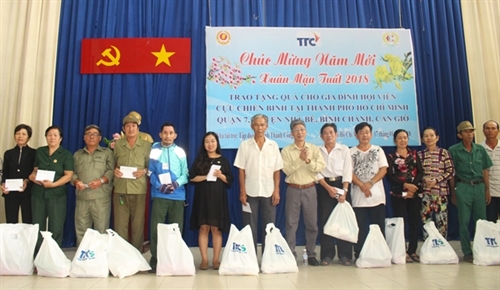 Hội Cựu chiến binh thành phố Hồ Chí Minh tặng quà Tết cho hội viên hoàn cảnh khó khăn