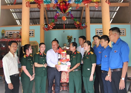 Tổng Công ty Tây Nam chúc tết, tặng quà các Mẹ Việt Nam anh hùng