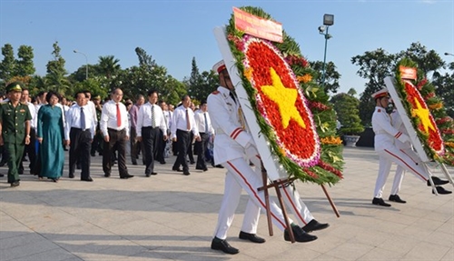 Lãnh đạo TPHCM dâng hương, dâng hoa tưởng niệm các anh hùng liệt sĩ