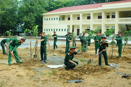 Trồng cây kỷ niệm Ngày sinh nhật Bác