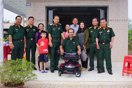 Trung tướng Phạm Văn Dỹ, Chính ủy Quân khu 7 tặng xe lăn cho thương binh