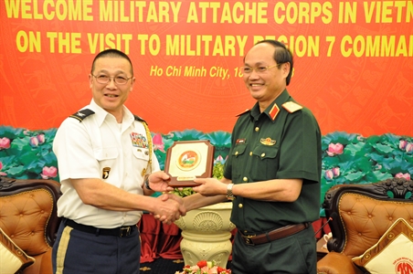 Bộ Tư lệnh Quân khu 7 tiếp Đoàn Tùy viên Quân sự các nước tại Việt Nam