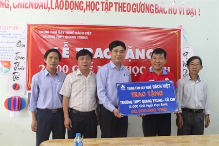 Trung tâm dạy nghề Bách Việt tặng 2.000 ghế học sinh cho trường THPT Quang Trung