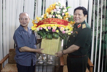Đại tướng Ngô Xuân Lịch thăm, tặng quà nguyên lãnh đạo Bộ Quốc phòng