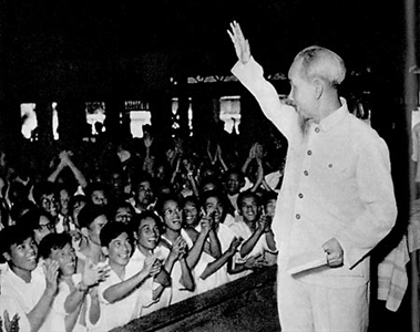 Lời Bác Hồ dạy ngày này năm xưa: Học trò chẳng những học ở trường, học trong sách, mà còn cần học trong công tác phục vụ nhân dân một cách thực tế nữa