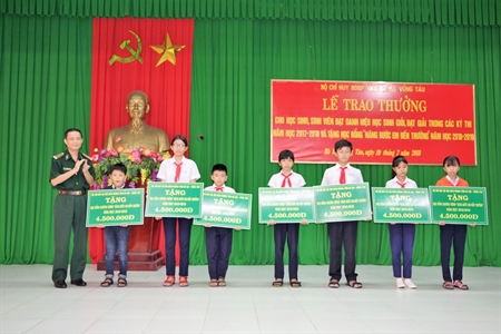 Bộ đội Biên phòng tỉnh Bà Rịa – Vũng Tàu trao học bổng "Nâng bước em đến trường" cho học sinh nghèo học giỏi