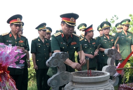 Đoàn công tác Bộ Quốc phòng viếng mộ Đại tướng Võ Nguyên Giáp và thăm gia đình chính sách tại Quảng Bình