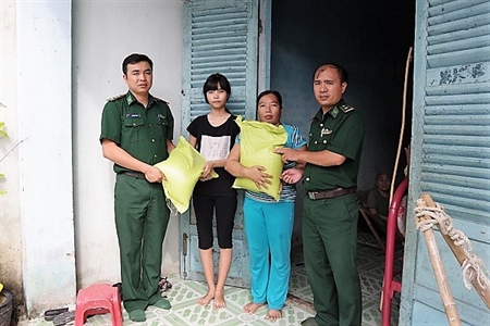 Bộ đội Biên phòng tỉnh Bà Rịa – Vũng Tàu tặng gạo cho nhân dân xã Long Sơn