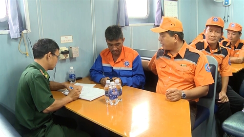 Lực lượng Biên phòng Bà Rịa - Vũng Tàu tiếp nhận 17 ngư dân bị nạn