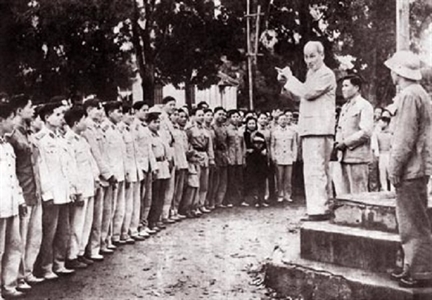 Lời Bác Hồ dạy ngày này năm xưa: Đối với những người có thành tích, phải khen thưởng, đối với những người mắc sai lầm thì phải phê bình, kiểm thảo giúp họ sửa chữa...