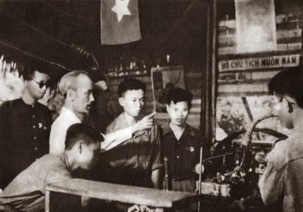 Lời Bác Hồ dạy ngày này năm xưa: "Mỗi viên đạn, mỗi khẩu súng là mồ hôi nước mắt của đồng bào mình”