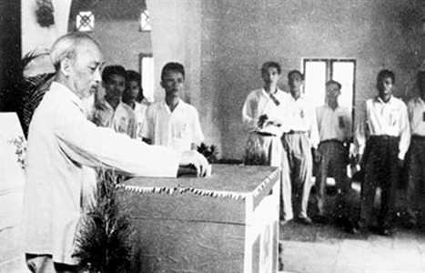Lời Bác Hồ dạy ngày này năm xưa “…Đi bỏ phiếu trong cuộc tổng tuyển cử vừa là quyền lợi quý báu, vừa là nghĩa vụ thiêng liêng của mỗi người cử tri”.
