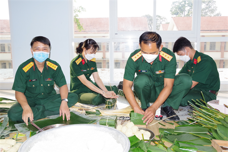Bộ CHQS tỉnh Bình Dương hội thi gói, nấu bánh chưng, bánh tét