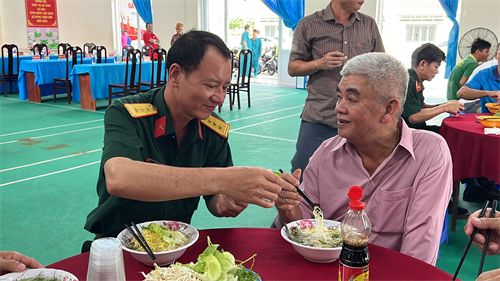 Lãnh đạo huyện Đất Đỏ, tỉnh Bà Rịa - Vũng Tàu ăn sáng cùng ngư dân