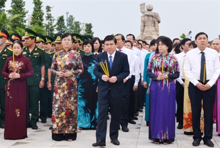 Lãnh đạo TPHCM dâng hương tưởng niệm các anh hùng liệt sĩ