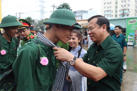 Quận Bình Tân: 291 thanh niên hăng hái lên đường bảo vệ Tổ quốc