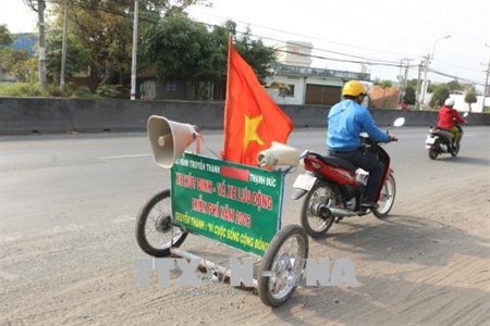 Cán bộ truyền thanh xã sáng chế xe hút đinh để hạn chế tai nạn giao thông