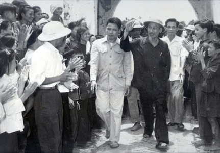 Lời Bác Hồ dạy ngày này năm xưa: Tư tưởng cộng sản phải rèn luyện gian khổ mới có được. Còn tư tưởng cá nhân thì cũng như cỏ dại, sinh sôi, nẩy nở rất dễ