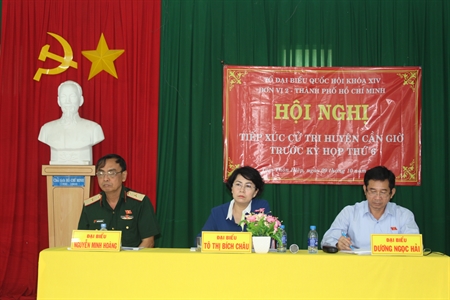Thiếu tướng Nguyễn Minh Hoàng - Phó Chính ủy Quân khu 7 tiếp xúc cử tri tại huyện Cần Giờ.
