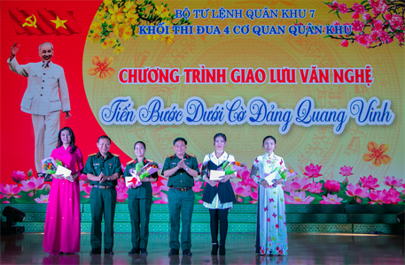 Khối 4 cơ quan Quân khu giao lưu văn nghệ “Tiến bước dưới cờ Đảng quang vinh”