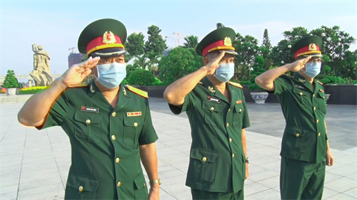 Bộ Tư lệnh Quân khu 7 viếng nghĩa trang liệt sĩ Thành phố Hồ Chí Minh
