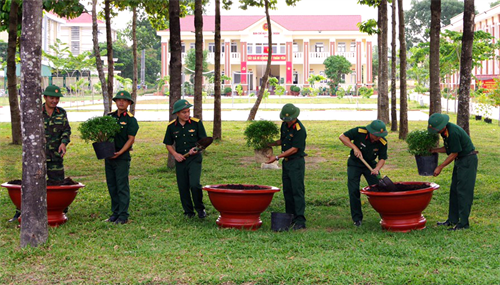 Sư đoàn 317 trồng cây mừng sinh nhật Bác