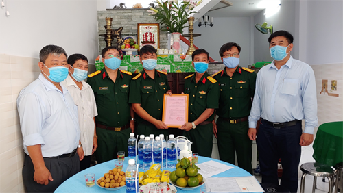 Ban CHQS quận 10 trao tặng nhà đồng đội