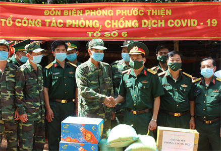 Cục Chính trị tặng quà chốt kiểm soát dịch Covid-19 tại biên giới Bình Phước