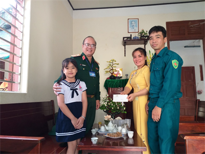 Thiếu tướng Du Trường Giang thăm, tặng quà cán bộ, chiến sĩ và nhân dân đảo Trường Sa