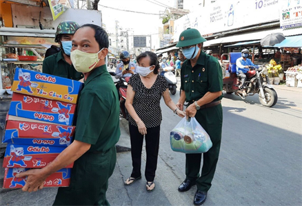 Hội cựu chiến binh phường 5, quận Gò Vấp kết hợp tặng quà người dân khu cách ly