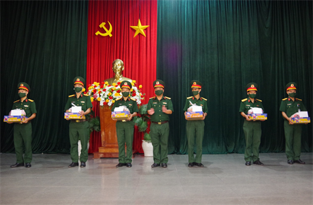 Lữ đoàn 77 tặng quà cán bộ, chiến sĩ gặp khó khăn do ảnh hưởng dịch Covid-19