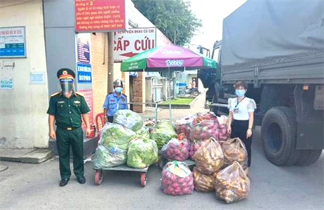 Lữ đoàn 77 tặng quà hỗ trợ chống dịch trên địa bàn huyện Củ Chi