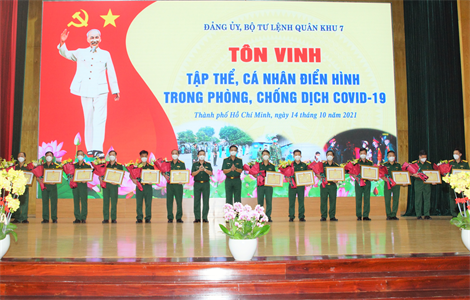 Quân khu 7 tôn vinh 42 tập thể và 84 cá nhân điển hình trong phòng, chống dịch