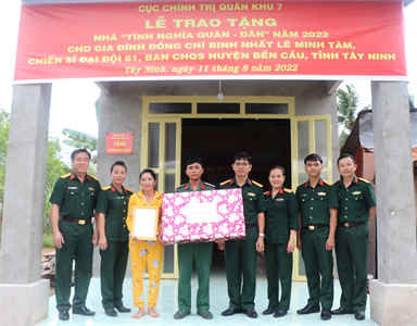 Cục Chính trị Quân khu trao tặng nhà tình nghĩa quân dân