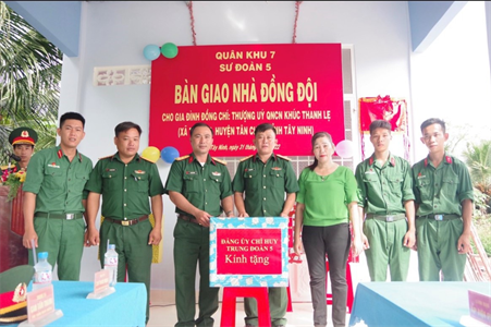 ​Trung đoàn 5 bàn giao nhà đồng đội