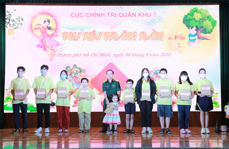 Cục Chính trị Quân khu 7 tổ chức Tết Trung thu cho các cháu thiếu nhi