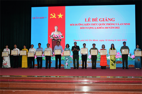 Quân khu 7 bế giảng lớp bồi dưỡng kiến thức Quốc phòng và An ninh đối tượng 2 năm 2022